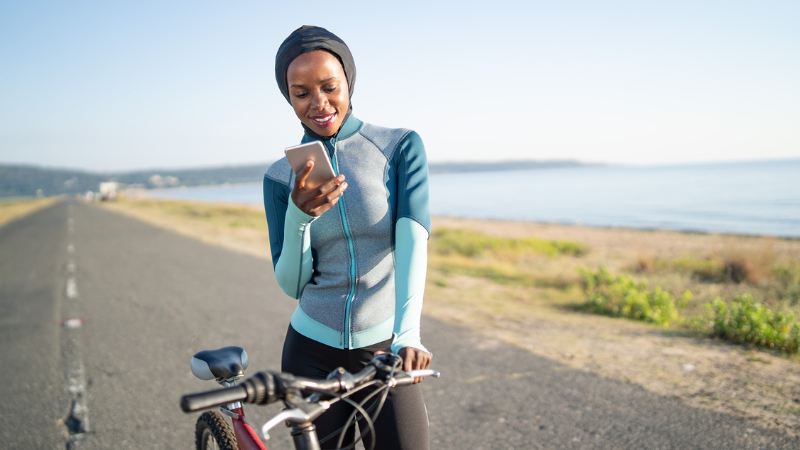 femme sportiv e à velo